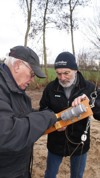 Jille en David monteren een dipool met plankje. vermoedelijk de 160m antenne.